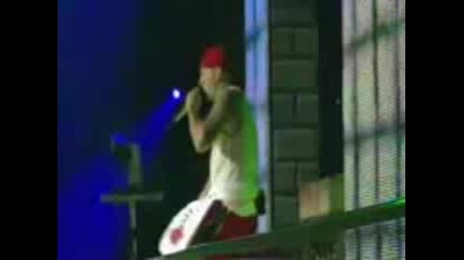 Eminem Puke Na Koncert