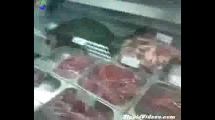 В хранителен магазин можеш да си купиш и живо месо 