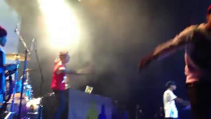 Machine Gun Kelly се преби