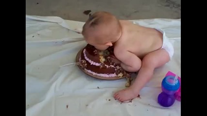 Първата торта на едно бебе :)