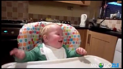 Бебе се кефи и смее на баща си Смях 