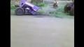 Този трактор повече няма да закъсва в калта ! смях