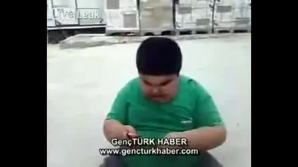 Дете се смее като дявол ( смях )
