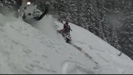 Каране на моторни шейни в дълбок сняг 