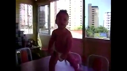 Лудо бебе танцува самба 