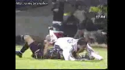 Футболист си чупи крака...