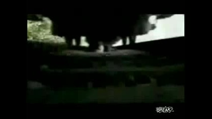 Лудо Момче Стои На Линйите По Време На Минаващ Влак