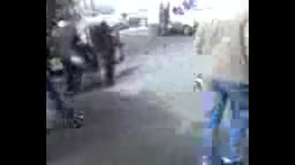 Момче се пребива на заледена улица:d (кличето не съм го снимала аз)