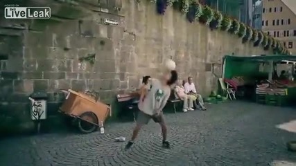 Уличен талант ... Момче танцува с топка !!!