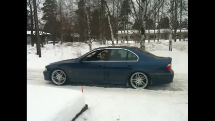 Bmw M5 засяда в снега 