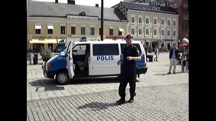 Шведски полицай танцува на улицата 
