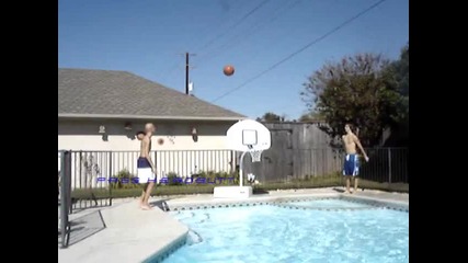 Баскетболни трикчета в басейн
