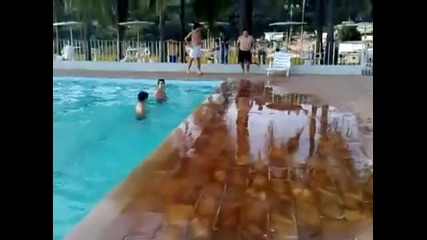 Този е като тюлен на сухо! Смях