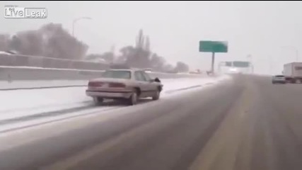 Кола без шофьор се движи по магистрала