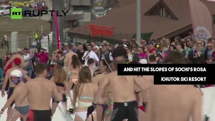 Полуголи сноубордисти на пистите в Сочи