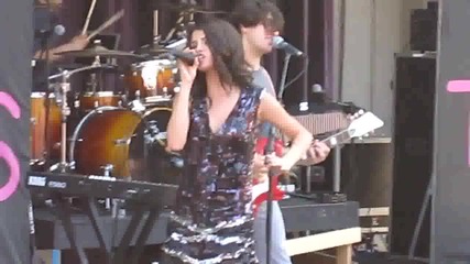 Selena Gomez And The Scene - A Year Without Rain На живо 