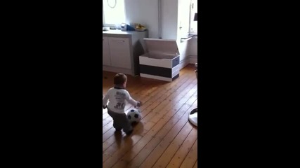 Бебе показва футболни умения