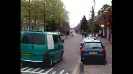 Скок с автомобил в парка