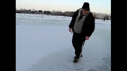 Човек пропада в замръзнало езеро