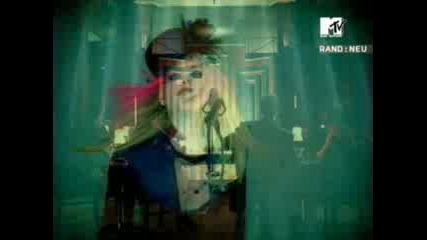 Avril Lavigne - Hot