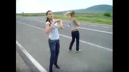 Български момичета Танцуват на Магистралата 