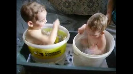 бебе Дари и бебетони се къпят - голям смях