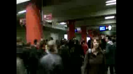 Феновете На Bayern Нахлуват в метрото 