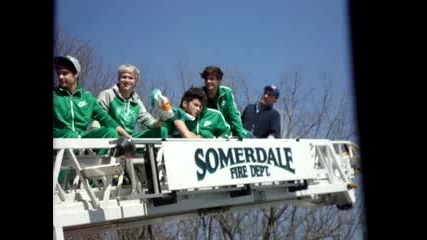 One Direction пристигат за Walmart в Somerdale 17.03.2012