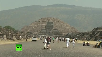 Местни жители и туристи празнуват пролетното равноденствие на древните пирамиди в Мексико