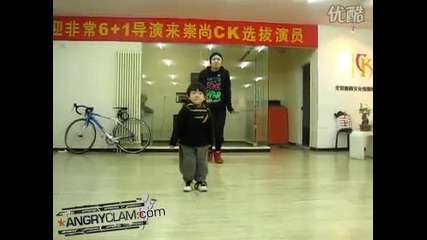 Китайче танцува много добре за годините си ...