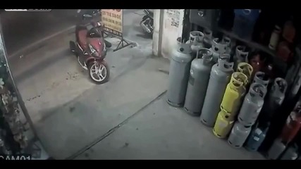 Крадец краде мотоциклет само за 10 секунди в Виетнам