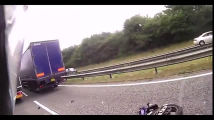 Агресивен моторист се озовава в сандвич между два камиона