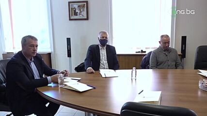 Започна срещата на Сираков и Ивков с министър Василев
