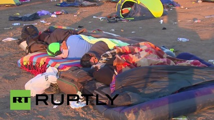 Унгария: Бежанци се опитват на де стоплят край самоделен къмпинг