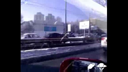 Мама играе гола и детето гледа