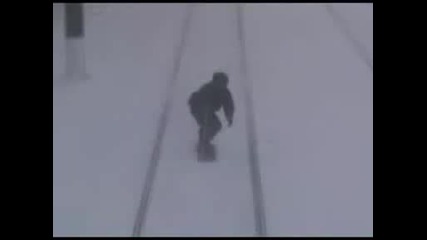 Сноубордист се вози със влака... безплатно Xd