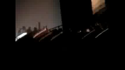 Деми Ловато пада на сцената в Чикаго 