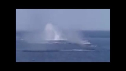 Корабът на руския Военноморски флот Маршал Шапошников унищожава пиратски кораб ) 