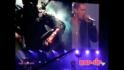 Еминем изпълнява Wont Back Down На Живо в Los Angeles 