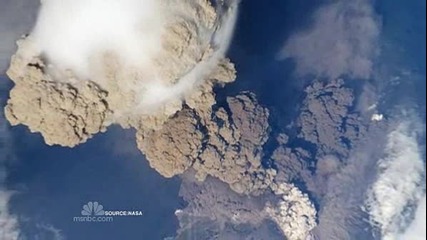 Изумително !!! Изригващ вулкан сниман от спътник.