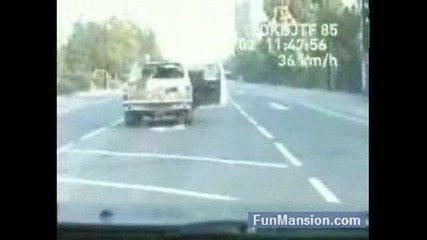 Жестоко луд полицай !!