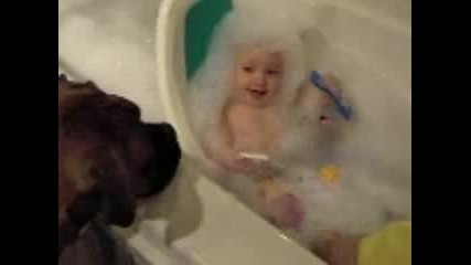 Забавни моменти с бебе и куче в банята 