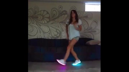 Сексапилна танцьорка танцува песента на Like a G6