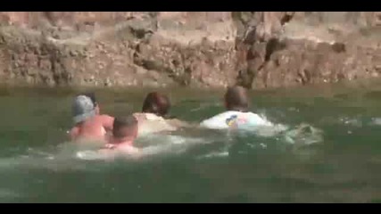 Жена скача от скала и пада като тухла във вода! 