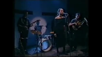 (1983) Шаде изпълнява Mr Wrong live