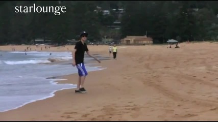 Justin Bieber poses with lifeguard 