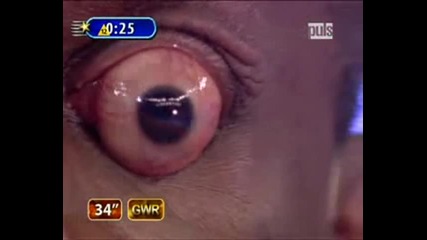 Малко страшна гледка - мъж задържа очите си изпъкнали 44 секунди - световен рекорд 