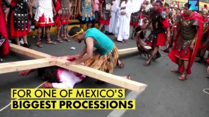 Човекът, който седи зад Кръста на Христос в Мексико