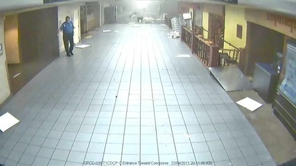 торнадо поразява мол