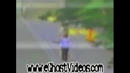 Жена преминава през призрак